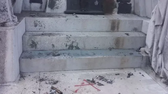 Explotó un artefacto casero en el cementerio de Recoleta: una mujer está grave