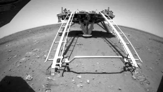 Robot chino ya comenzó a recorrer Marte