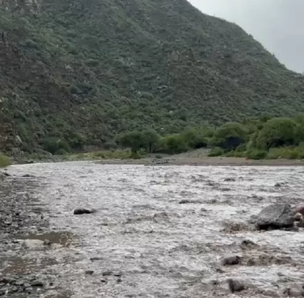 Intensa lluvia en San Juan: bajó creciente en Valle Fértil y cayó granizo en varios departamentos del Gran San Juan