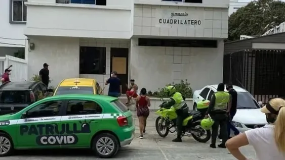 Le prohíben acercarse a sus hijos por supuestos abusos, pero lo hallan con ellos en la casa