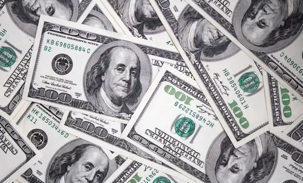 El dólar blue tuvo un descenso de tres pesos