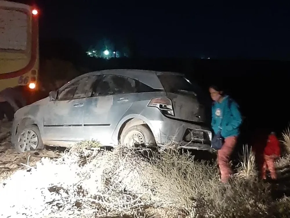 Milagro en la ruta: se reventó un neumático de su auto y protagonizó un vuelco espectacular
