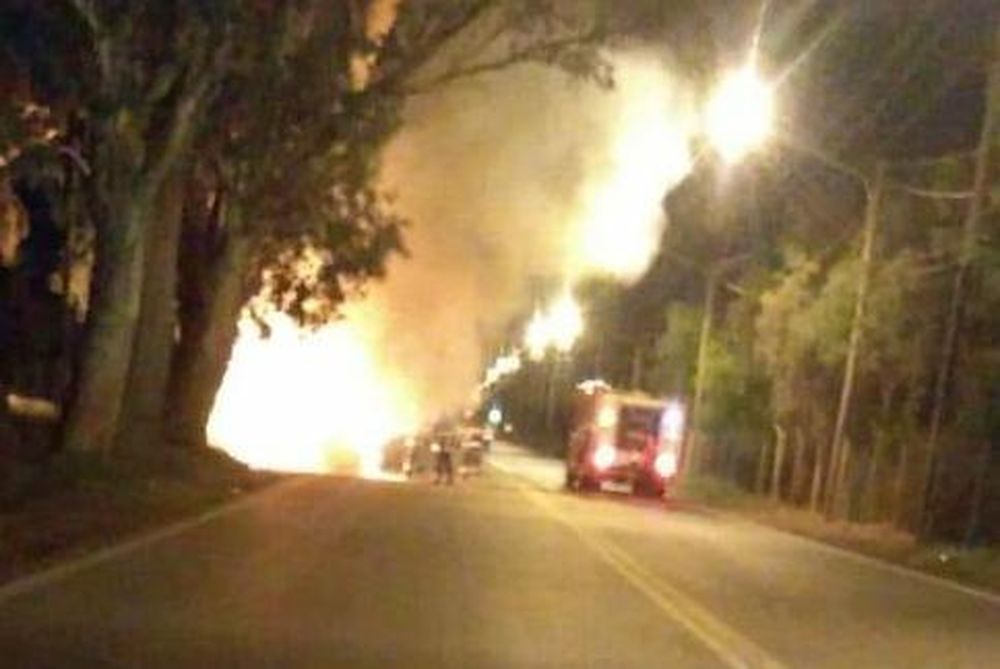 Una falla en el sistema de frenos originó un dañino incendio en un auto