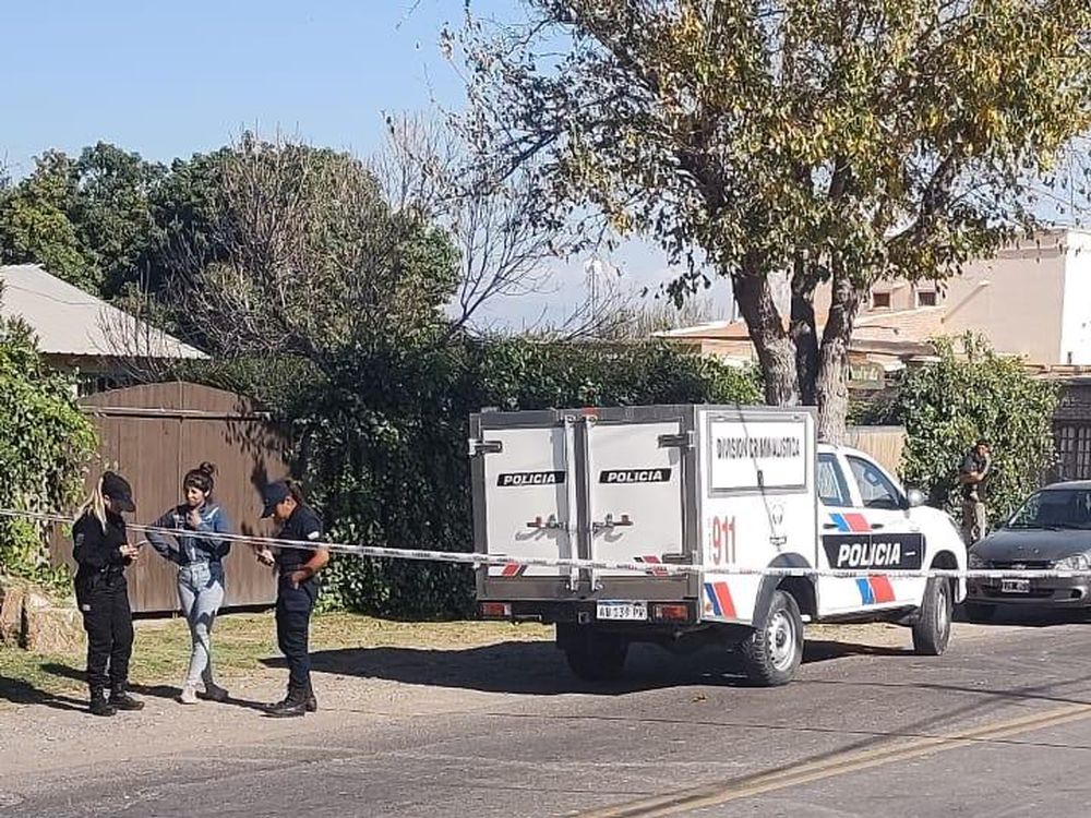 Un joven motociclista murió al impactar contra un árbol