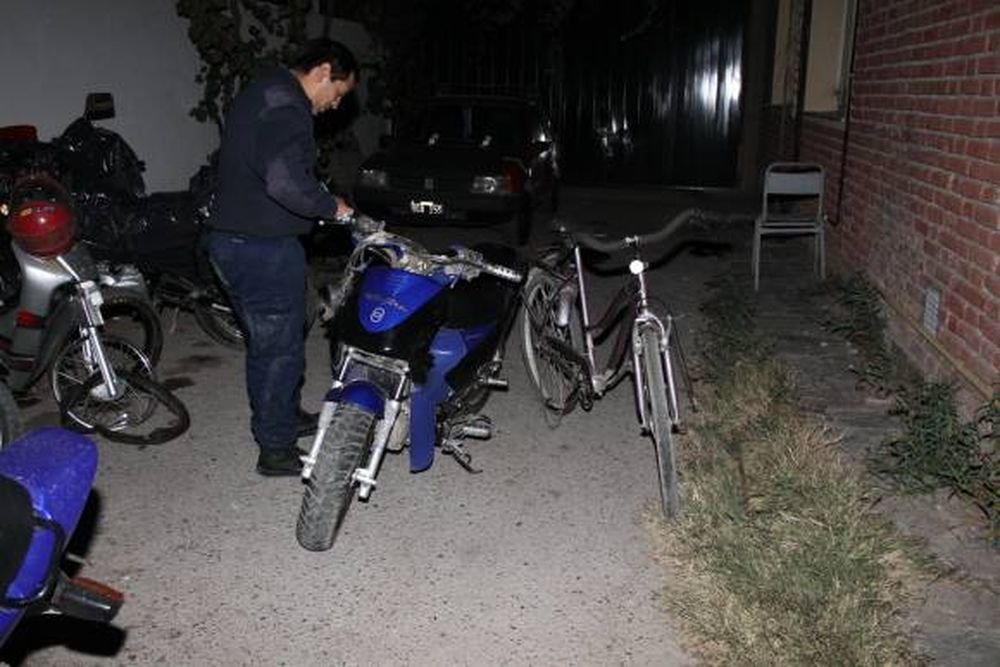 En moto, chocó a un ciclista y quedó grave