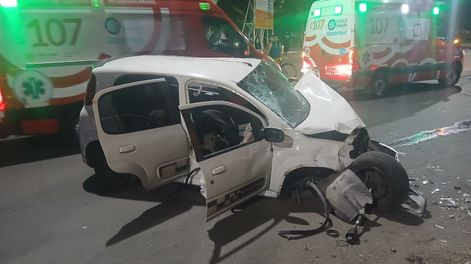 Un auto perdió el control tras chocar con una moto y terminó incrustado contra una palmera: hay varios heridos