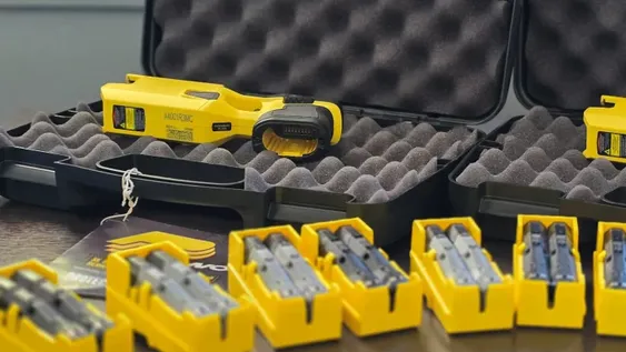 Con las nuevas pistolas Taser, la Policía hace foco en disuadir antes de disparar