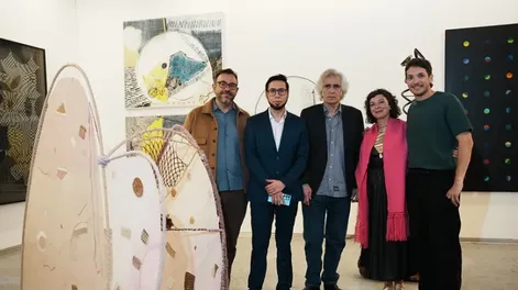 El director del Museo Provincial de Bellas Artes Franklin Rawson, Emanuel Díaz Ruiz, junto a Alejandra Mizrahi (autora de una de las adquisiciones), Roberto Amigo, Hugo Albrieu y el responsable de la Galería De Sousa.