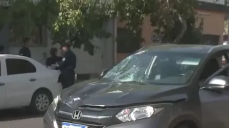 Un peatón que cruzaba por la mitad de la cuadra fue atropellado por una camioneta