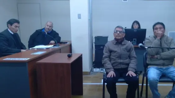 MARIO SANZ (de anteojos) y Miguel Jofré, durante la audiencia en la que el primero pide que se le conceda la probation. La fiscalía penal y la de Estado, se oponen.