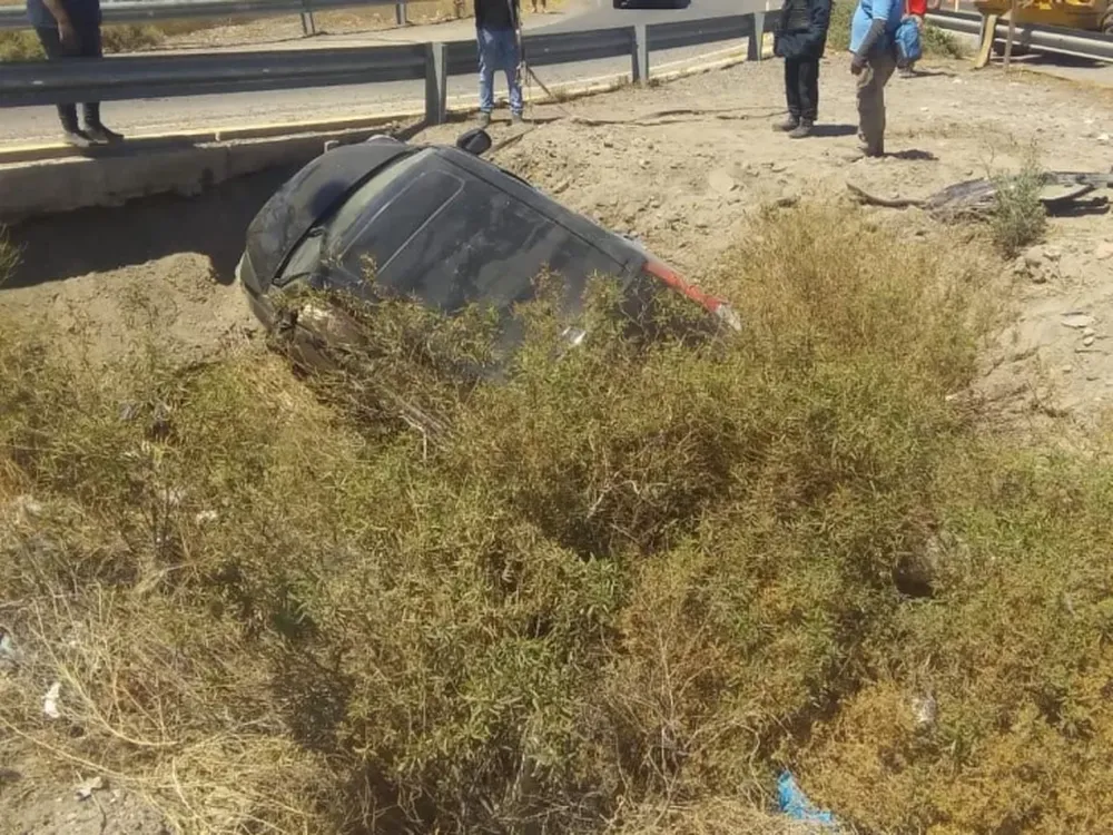 Choque entre dos camionetas y posterior vuelco en la Ruta 40: un hombre terminó herido