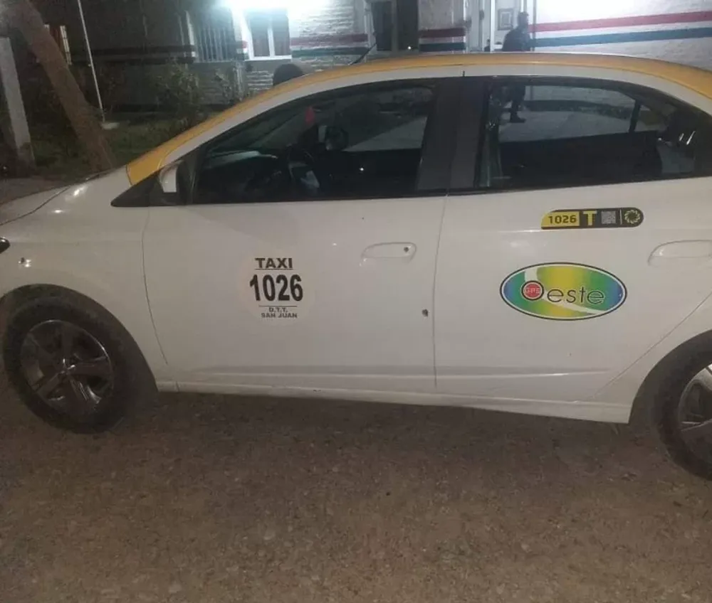 Disparan al menos 6 veces contra un auto