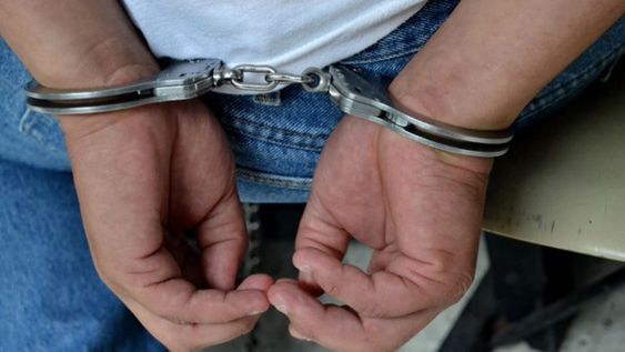 Los atraparon robando una casa porque dejaron un televisor en la vereda listo para llevárselo