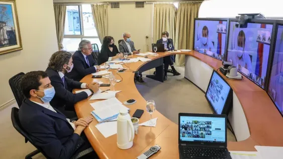 Los gobernadores, de acuerdo con reducir vuelos y con “desalentar” viajes al exterior