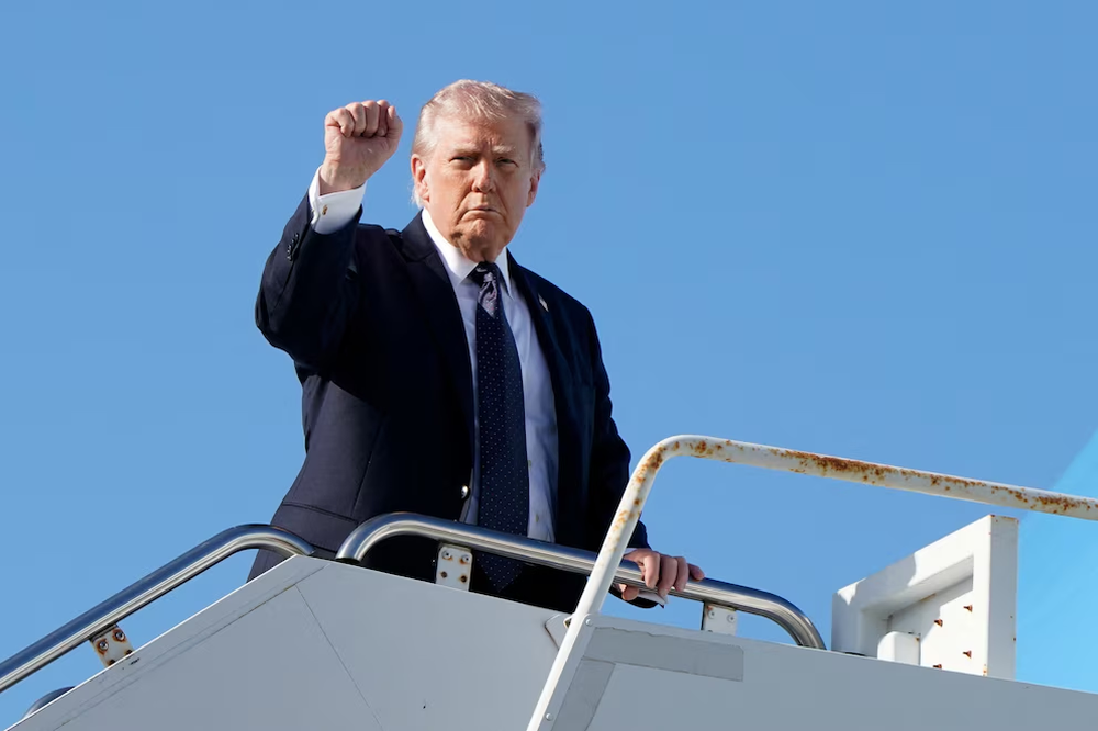 El presidente de Estados Unidos, Donald Trump, gesticula mientras sube al Air Force One.