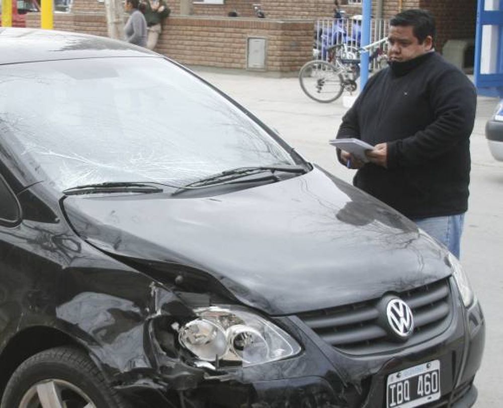 Tiene 15 años, iba sin casco y quedó grave al chocar en moto