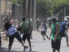 Los enfrentamientos se produjeron mientras cientos de hinchas intentaban ingresar al estadio para el último partido de la fase regular.
