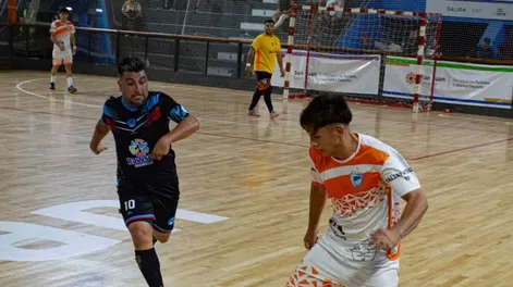 Salida. Huarpes maneja la acción y el legendario Matías Guerra, de Barrios de Pie, llega a la presión. El futsal define campeón este lunes.