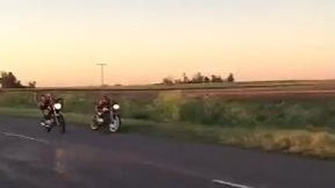 Corrían una picada de motos en una ruta y se estrellaron contra un grupo de personas