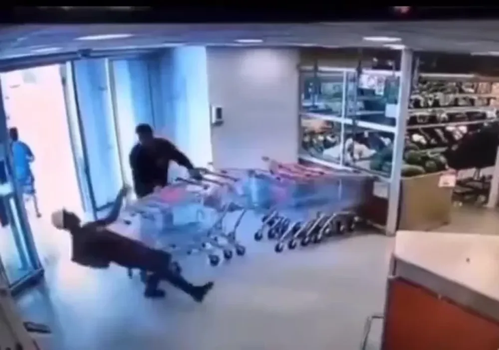 Quiso robar en un supermercado y un empleado lo noqueó con una botellita de gaseosa