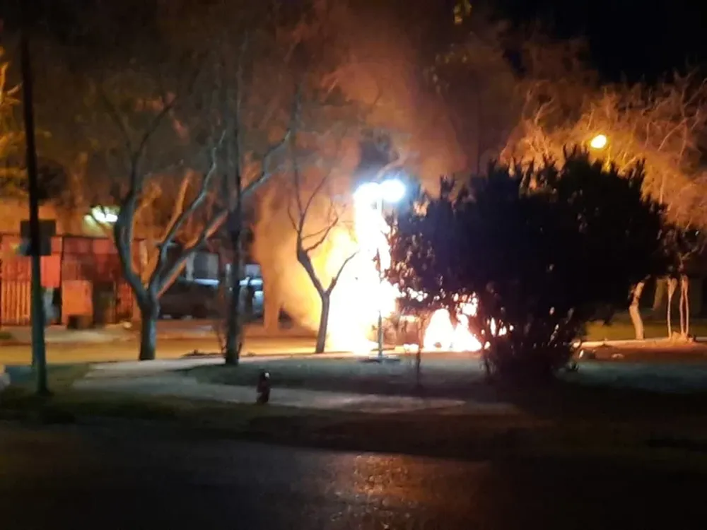 [VIDEO] Un auto ardió en llamas y asustó a todo el vecindario