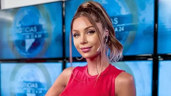 Romina Malaspina juega fuerte con una bikini XXS y tapa muy poquito