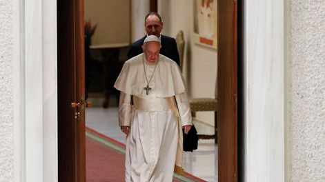 Francisco besó una bandera de Ucrania y denunció “la masacre de Bucha”