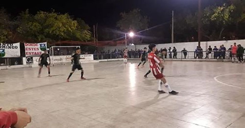 Otra batalla en el futsal: esta vez entre hinchas de Santo Domingo y La Gloria