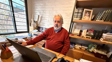 Raúl Cardo, geólogo, investigador del CONICET y la UNSJ, trabajó en las campañas de exploración del SEGEMAR y hoy se enfoca en la literatura, donde relata sus vivencias en la cordillera. Raúl Cardo, geólogo, investigador del CONICET y la UNSJ, trabajó en las campañas de exploración del SEGEMAR y hoy se enfoca en la literatura, donde relata sus vivencias en la cordillera.