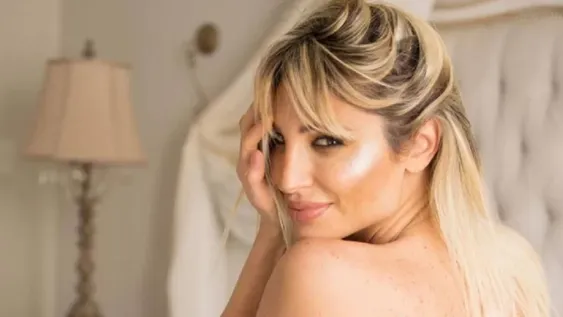 Viki Xipolitakis se subió al flamenco inflable para tomar sol cola para arriba