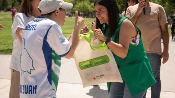 Ambiente lleva adelante la propuesto de ‘Cambio verde’ en la Feria Agroproductiva que consiste en el intercambio de  materiales reciclables por vouchers de compra en dicha feria.