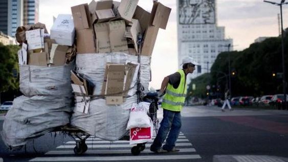 La pobreza bajó a 36,5% en el primer semestre, según el Indec