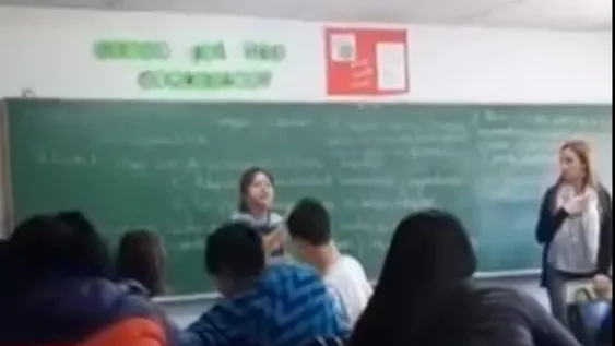 [VIDEO] Una madre entró al aula y golpeó al supuesto acosador de su hijo en plena clase