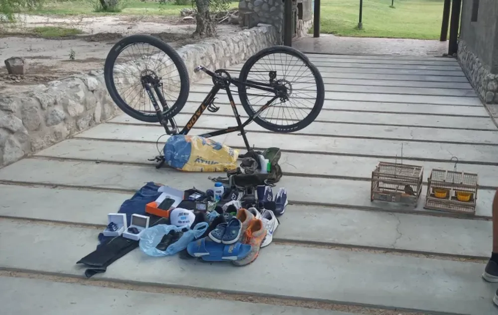 Cae un sujeto que ofrecía una bici, zapatillas, un benteveo y otras cosas que robó de dos casas