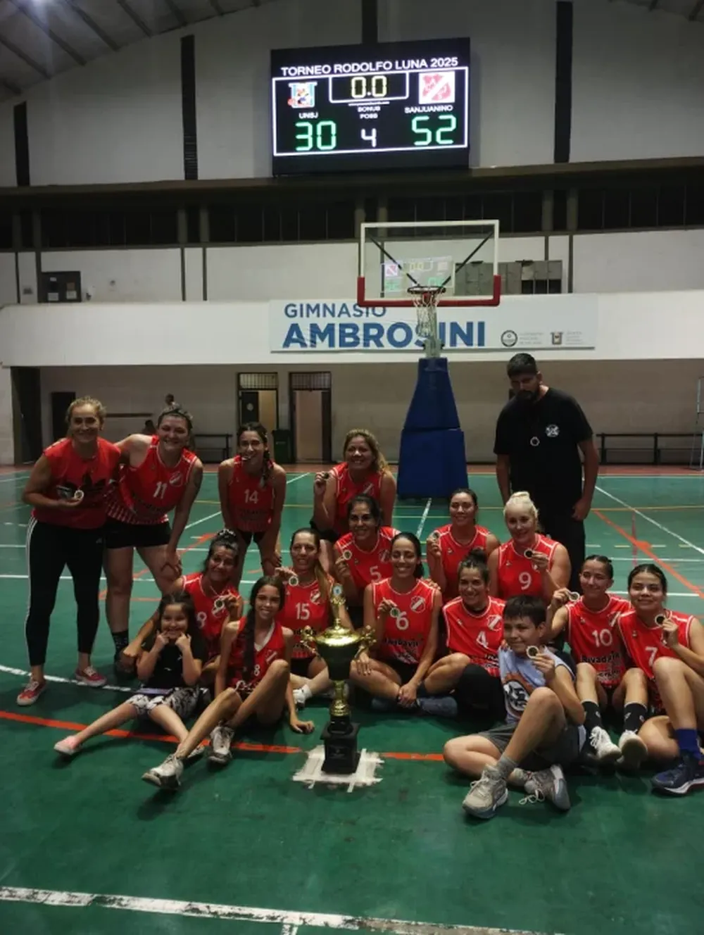 La experiencia de Sanjuanino Juniors fue más que la juventud de Universidad Azul y se consagró campeón de la Copa de Plata