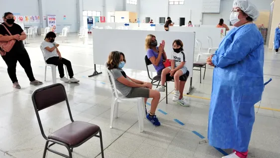 Empiezan a aplicar la segunda dosis a los niños, clave para la inmunidad de rebaño