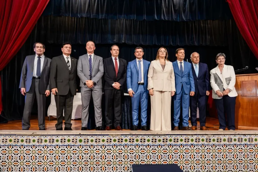 Los tres poderes del Estado en la foto. Orrego, Martín, la Corte y el fiscal General.