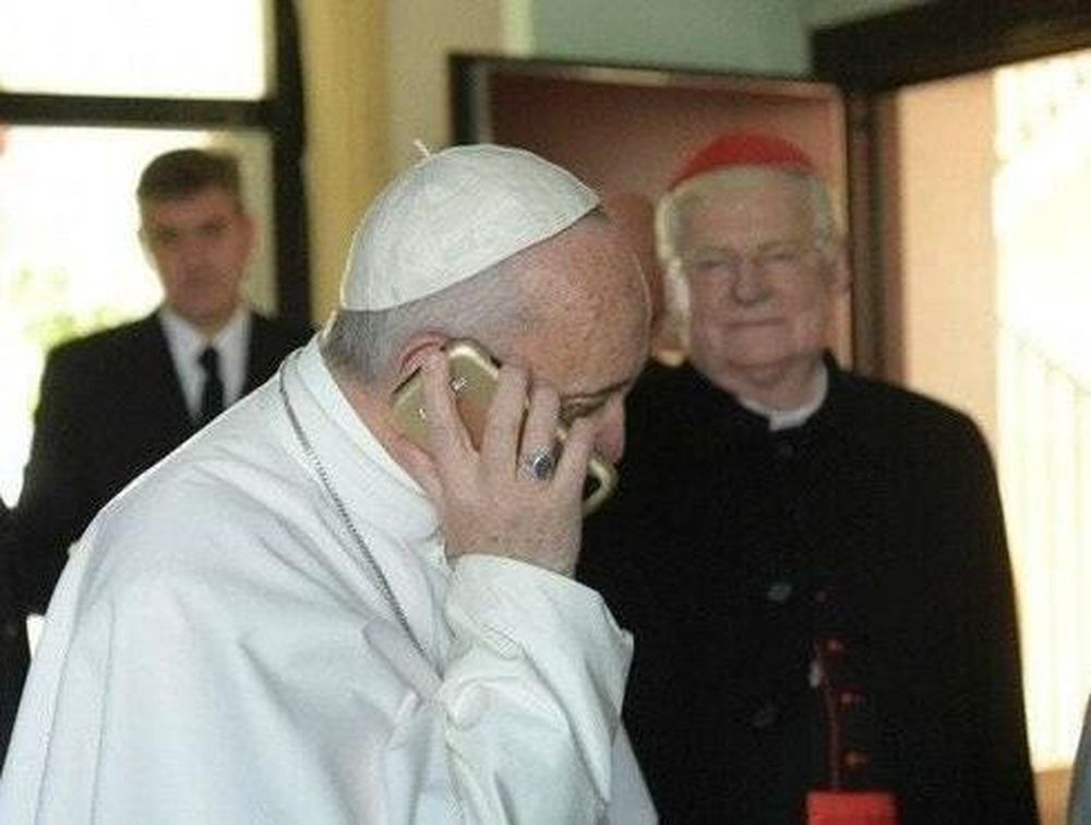 Un cura daba misa y le sonó el teléfono: era el papa Francisco