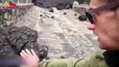 Insólito: un periodista tocó la lava del volcán de La Palma y se quemó en vivo