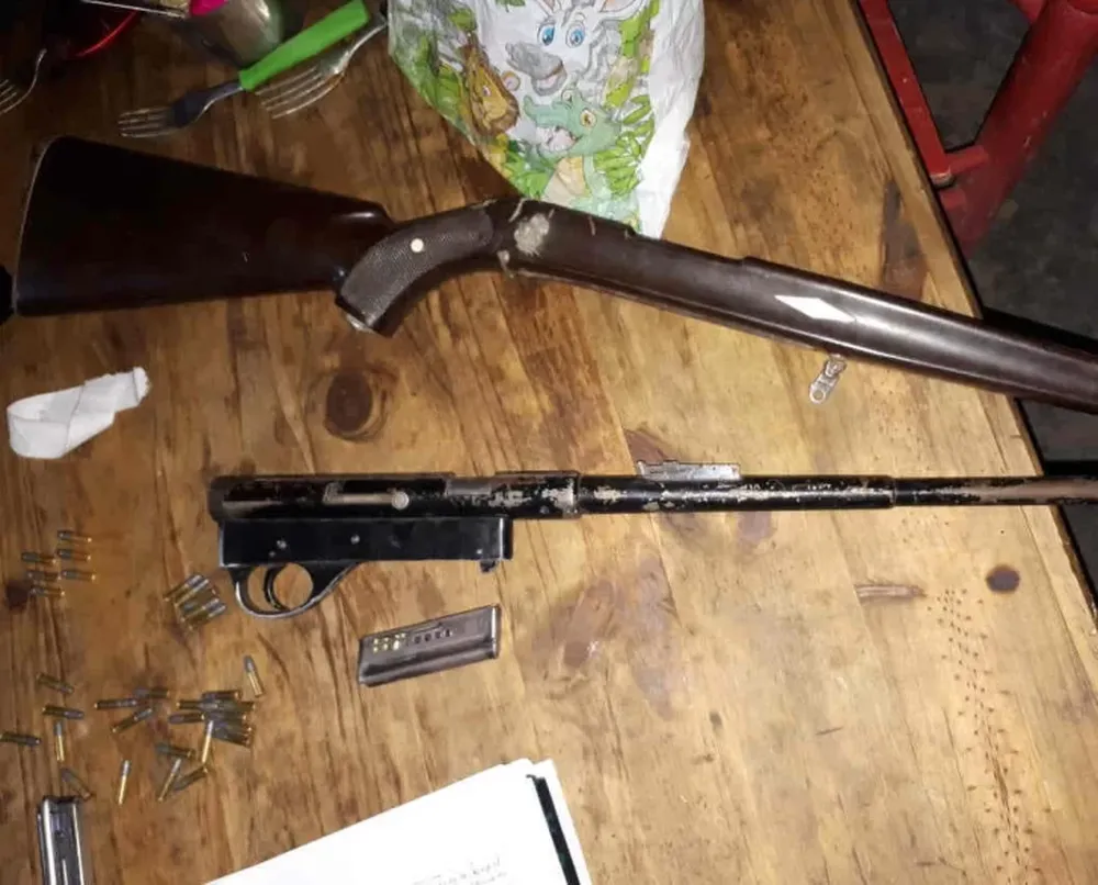 Cae con un rifle, ¿robó al vecino?