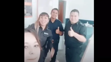 Escándalo: echaron a cuatro policías por usar Tik Tok