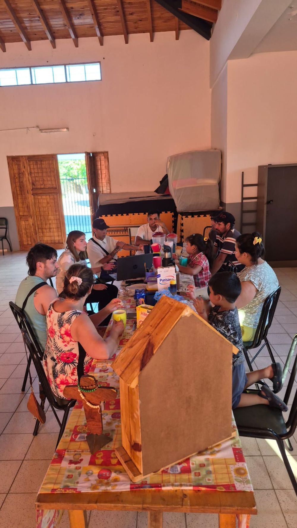 Las personas con consumo problemático o vulnerabilidad social que asisten el Hogar Madre de la Esperaza comparten un desayuno los días sábados.