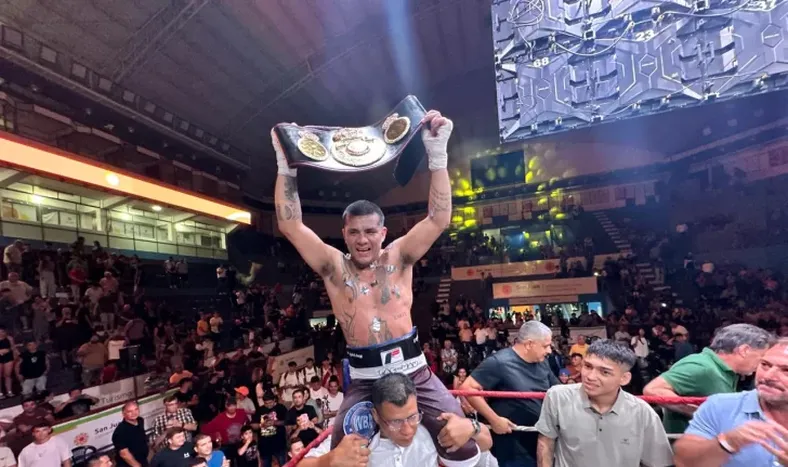 Campeón. Ezequiel Fernández ya terminó su obra. La corona mundial Gold de los Welter es suya y San Juan lo vivió intensamente. (Daniel Arias)