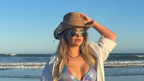 Alejandra Maglietti subió un video donde se ve desde todos los ángulos luciendo una micro bikini