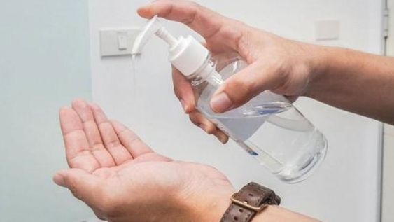 Investigan a Farmacity por tener 9.000 botellas de alcohol en gel en un depósito