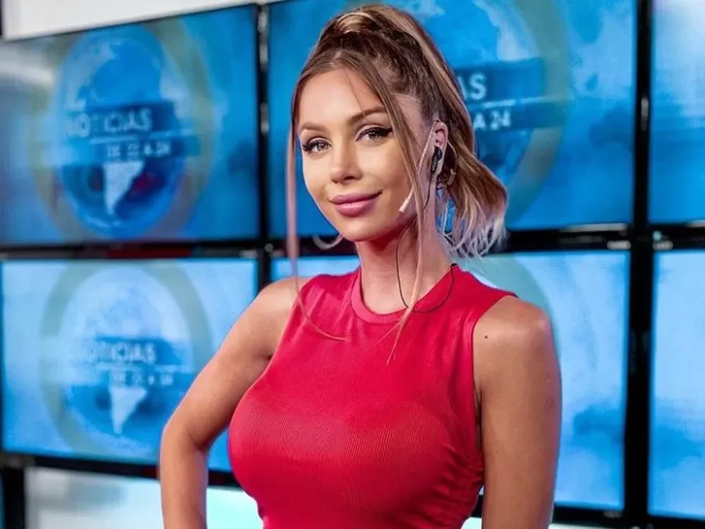Romina Malaspina juega fuerte con una bikini XXS y tapa muy poquito