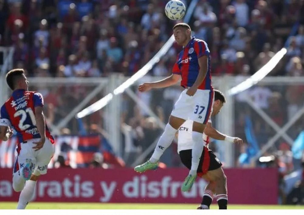 BÁEZ, de San Lorenzo, gana en las alturas ante un rival. En el Nuevo Gasómetro el local y River quedaron iguales en un partido entretenido.