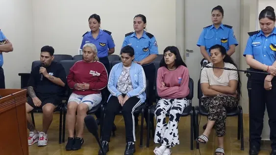 De izquierda a derecha: Jonathan Suárez, Romina Ochoa, Alicia Videla, Valentina Santillán y su madre, Carolina Santillán.