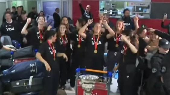 las leonas volvieron al pais y fueron recibidas por una multitud tras consagrarse campeonas del mundo