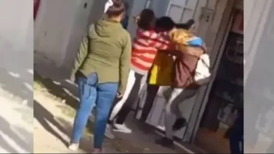 Una discusión en el “chat de mamis” terminó con una pelea frente al colegio de sus hijas